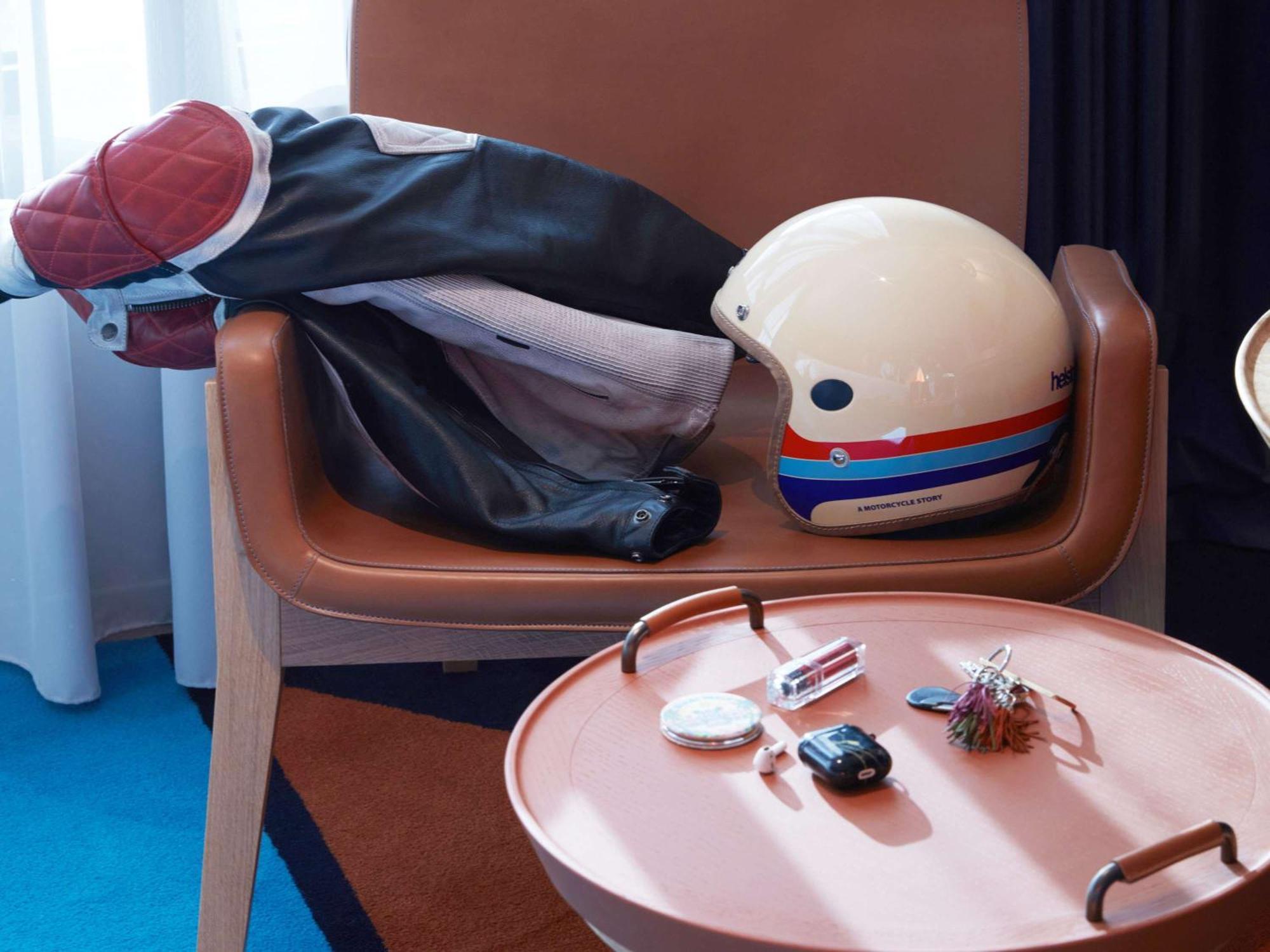 So/ Paris Hotel מראה חיצוני תמונה A jet helmet