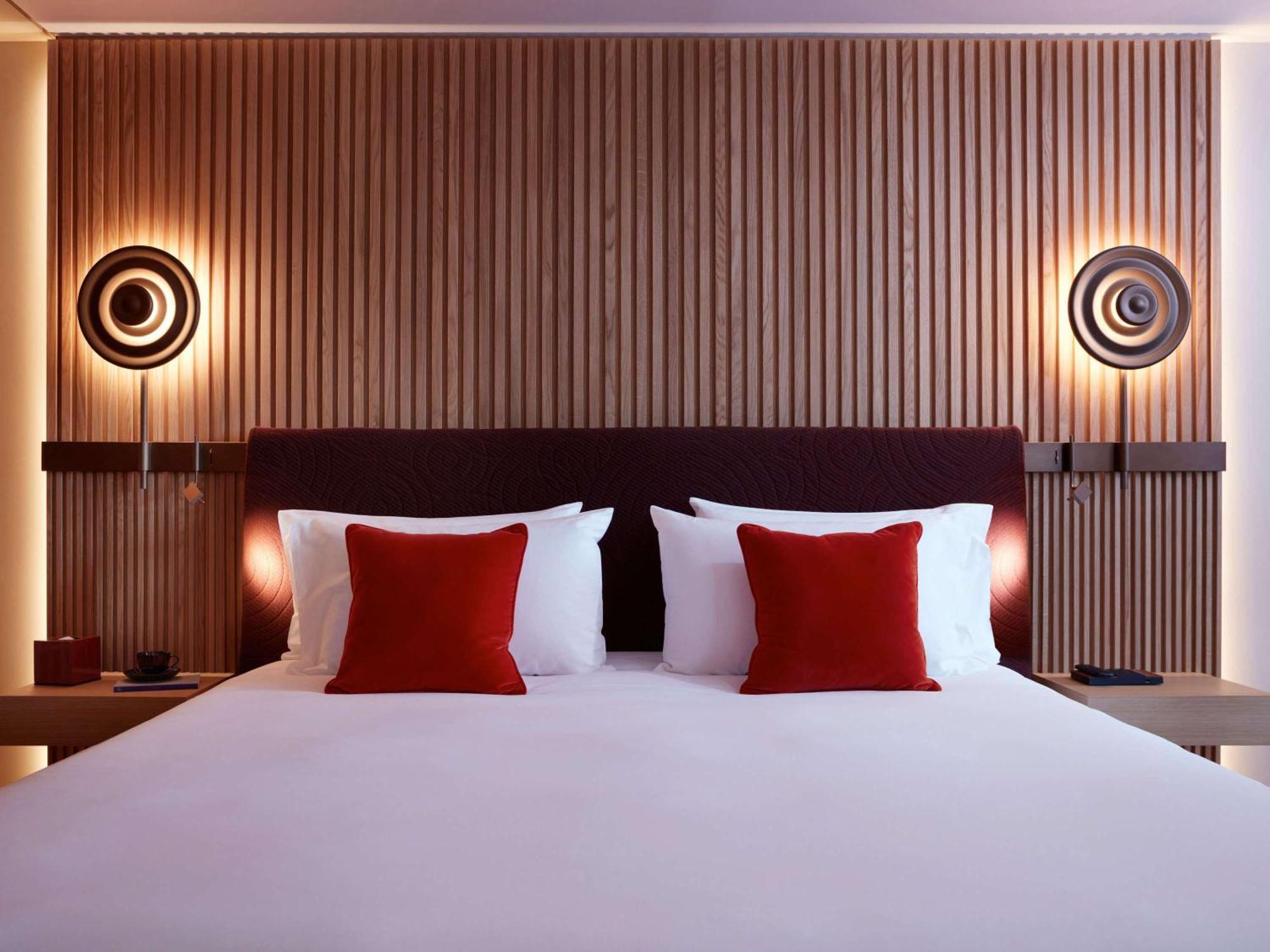 So/ Paris Hotel מראה חיצוני תמונה A bedroom at the hotel