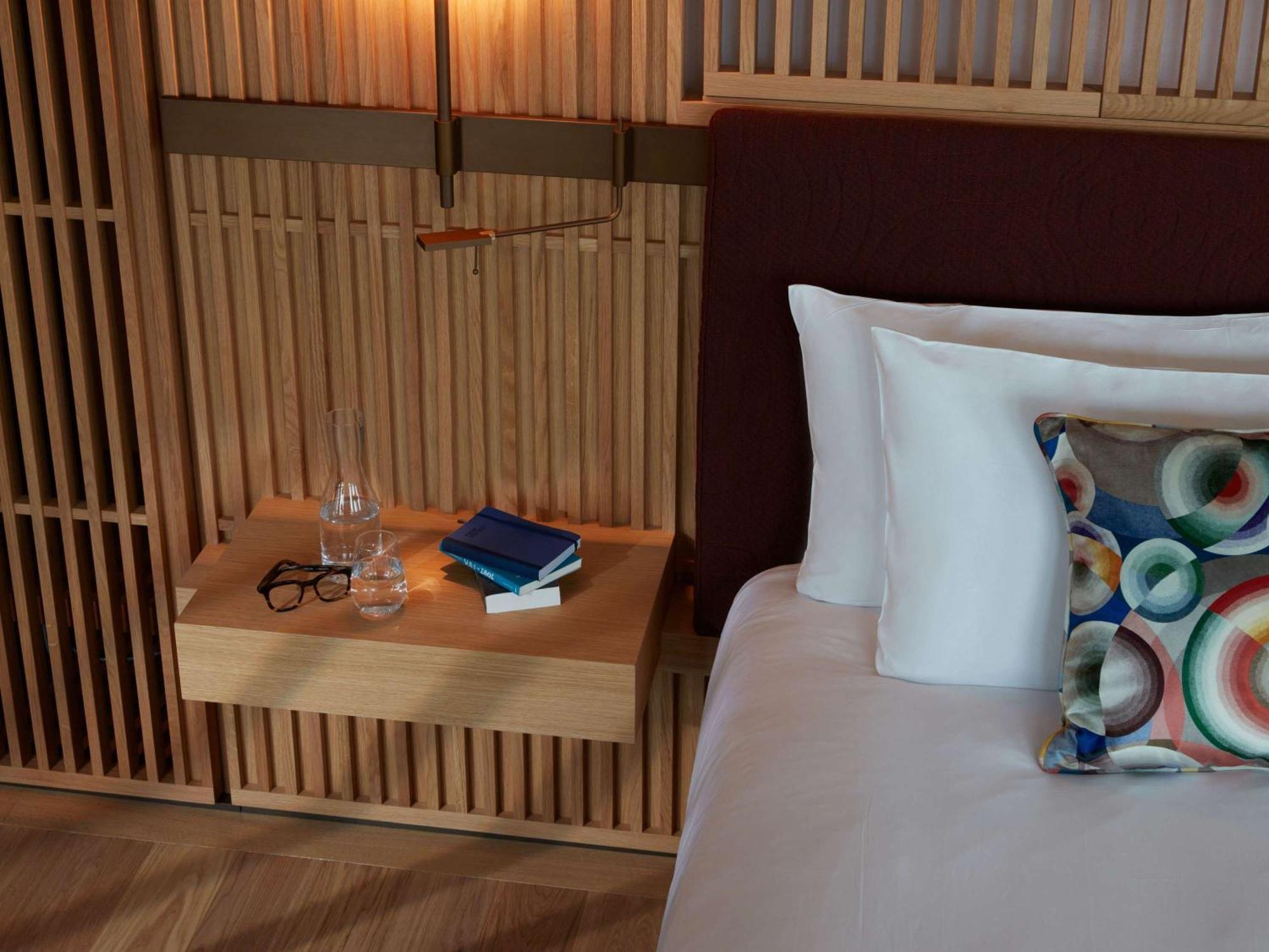 So/ Paris Hotel מראה חיצוני תמונה A bedside table