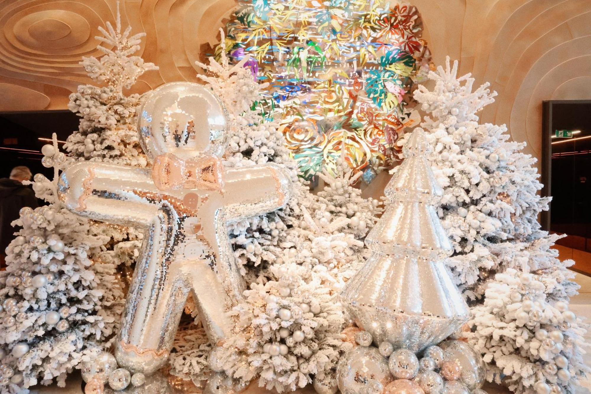 So/ Paris Hotel מראה חיצוני תמונה Christmas tree at the Four Seasons Hotel, Seoul, South Korea