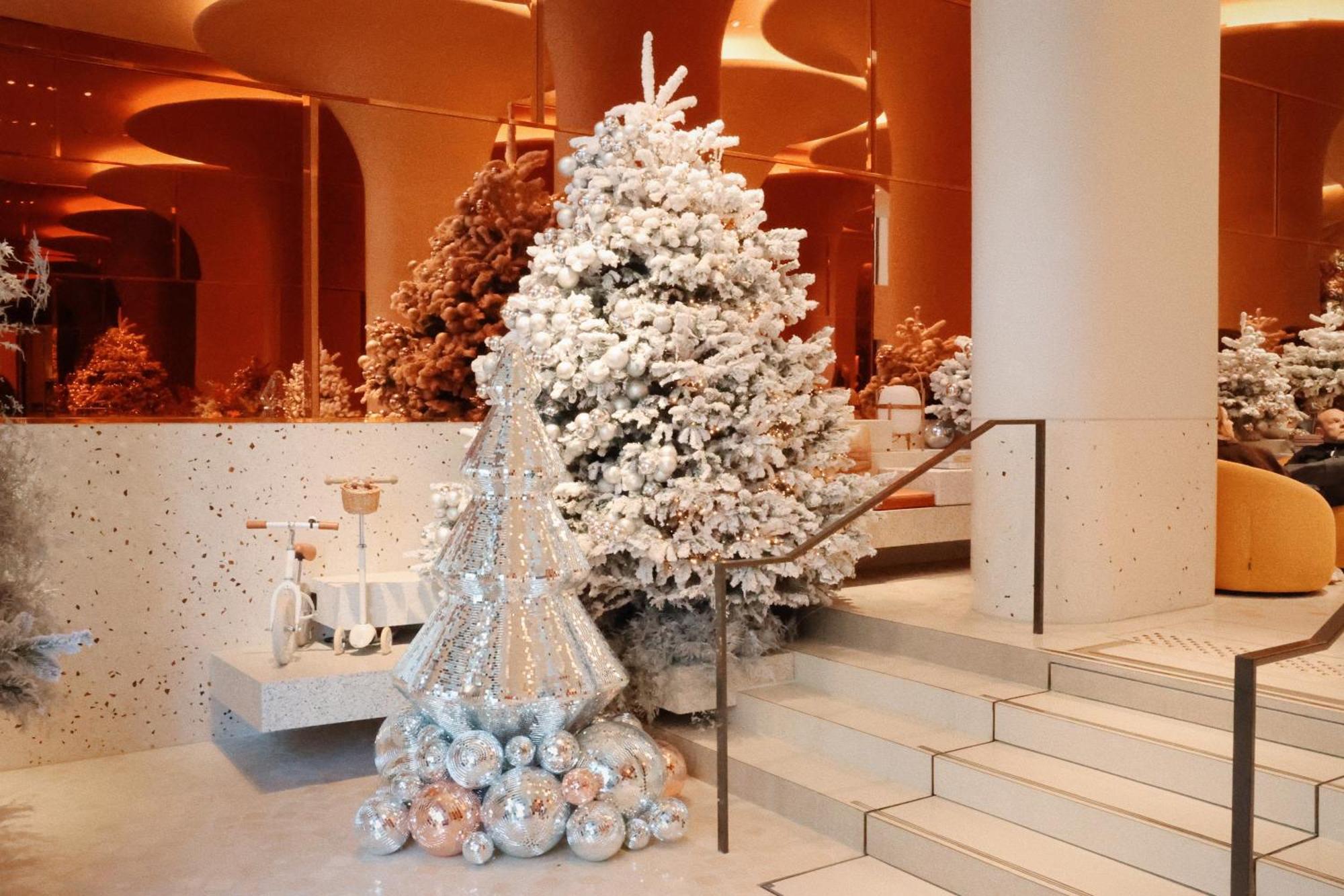 So/ Paris Hotel מראה חיצוני תמונה Christmas tree at the Four Seasons Hotel, Hong Kong