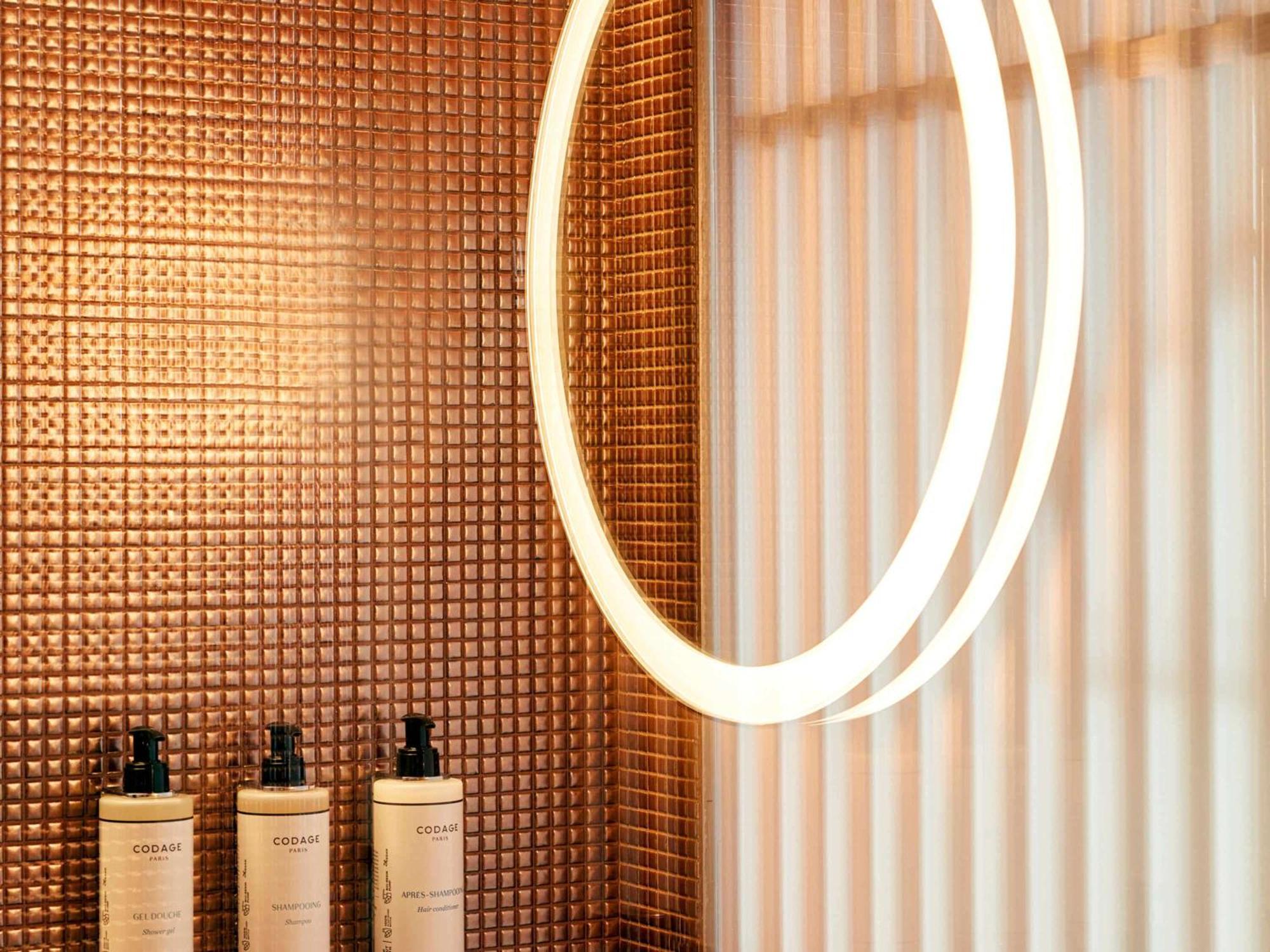So/ Paris Hotel מראה חיצוני תמונה Copper mosaic tiles