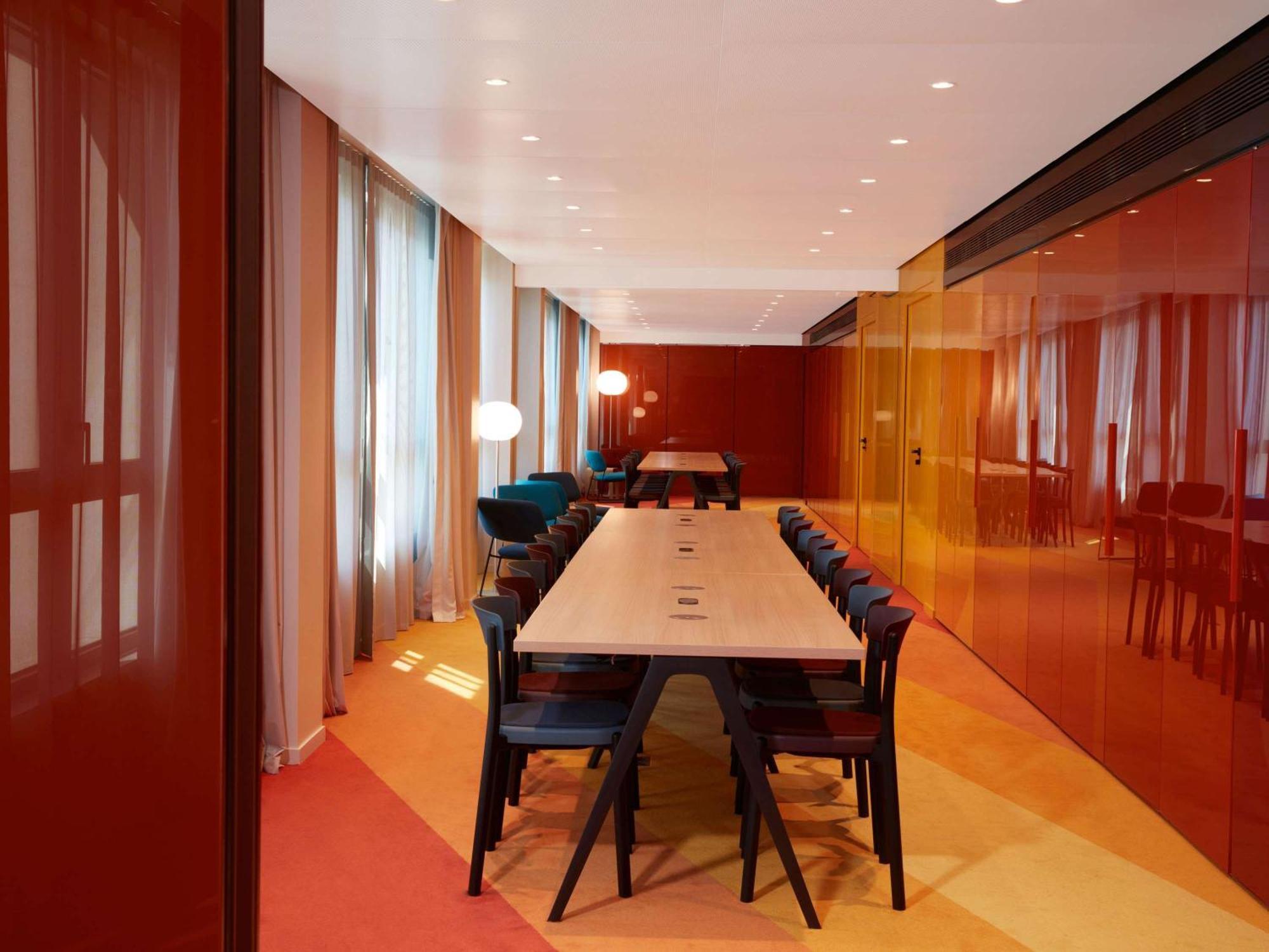 So/ Paris Hotel מראה חיצוני תמונה The interior of the library