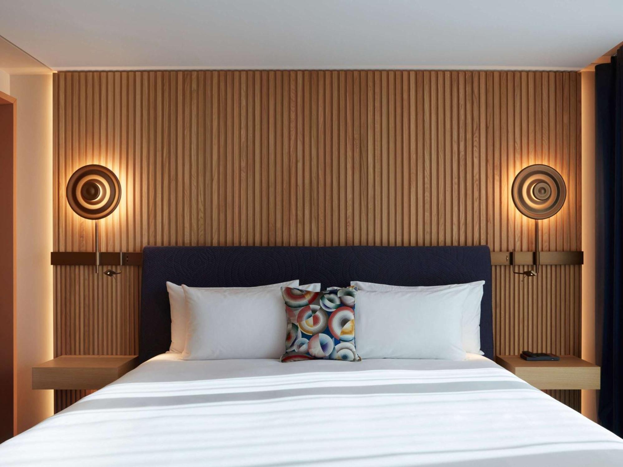 So/ Paris Hotel מראה חיצוני תמונה A bedroom at the hotel